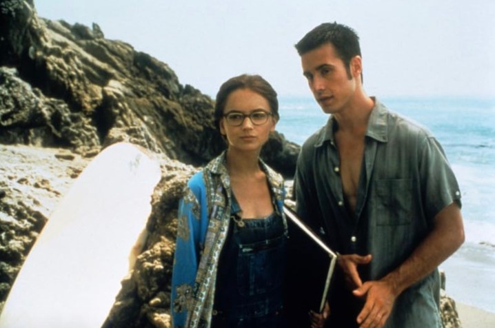 Rachael Leigh Cook und Freddie Prinze Jr. stehen in She's All That nebeneinander an einem Strand.