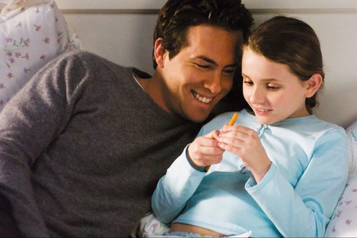 Ryan Reynolds kuschelt sich neben seine kleine Tochter.