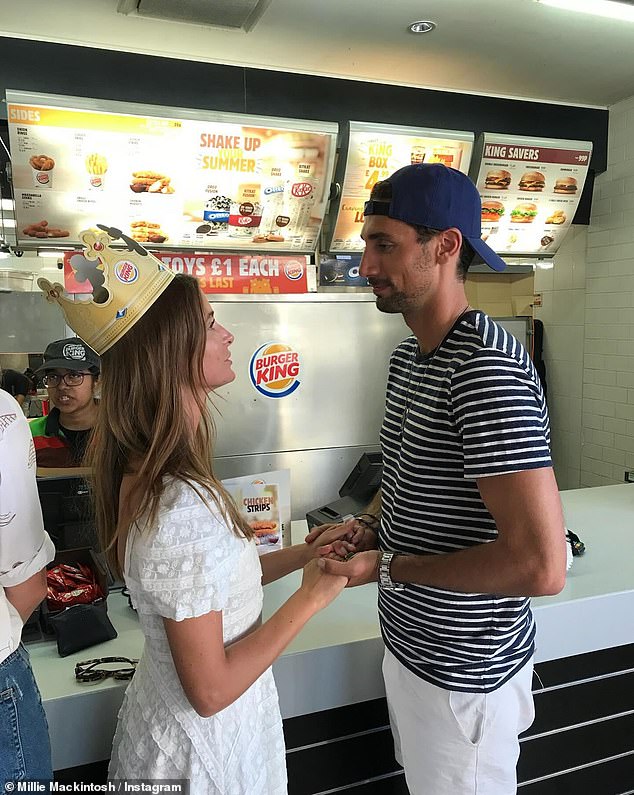 Der ehemalige „Made In Chelsea“-Star, 34, teilte einen lustigen Zusammenschnitt der Beziehung des Paares im Laufe der Jahre, darunter einer von ihnen, der sich bei einem Date im Burger King an den Händen hielt