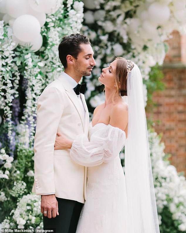 Millie und Hugo schlossen im Juni 2018 im Whithurst Park in West Sussex den Bund fürs Leben, ein Jahr nachdem er während eines Urlaubs auf der griechischen Insel Mykonos einen Heiratsantrag gemacht hatte
