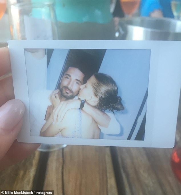 Der TV-Star teilte auch ein verliebtes Polaroid-Bild des Paares