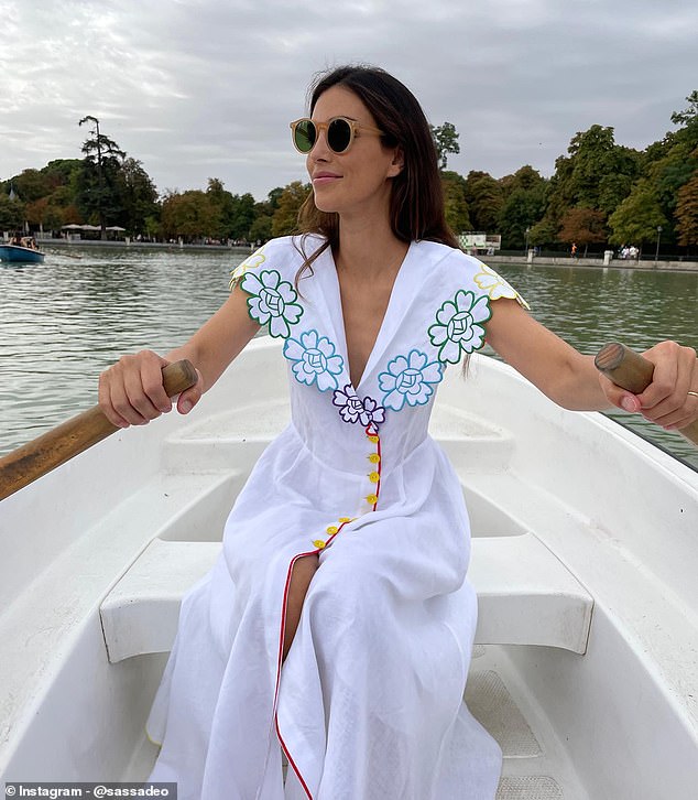 Selbst beim Bootfahren im Jahr 2022 sieht die 35-Jährige glamourös aus