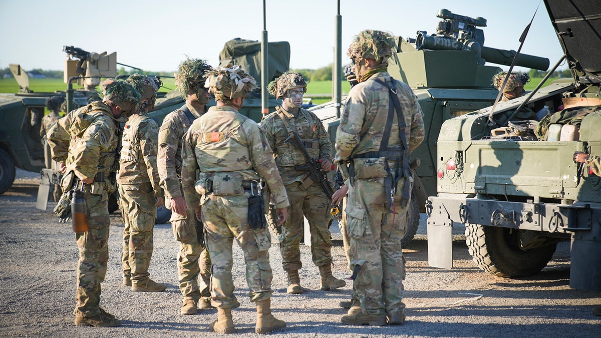 Die 101sr Airborne Division der US-Armee ist neben Hummer-Fahrzeugen zu sehen