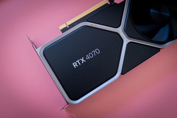 Die RTX 4070-Grafikkarte auf rosa Hintergrund.
