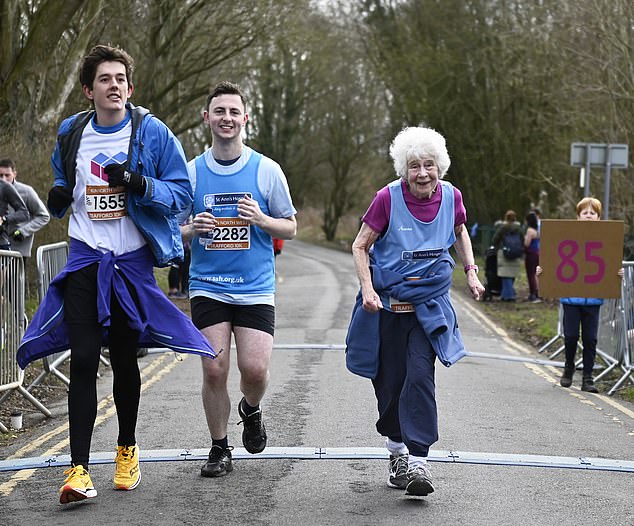 Barbara Thackray (im Bild), jetzt 85, hat seit ihrem 77. Lebensjahr jedes Jahr mehr als 20.000 Pfund für das St. Ann's Hospice in Stockport gesammelt, indem sie an den 10-km-Rennen von Altrincham und Trafford teilnahm