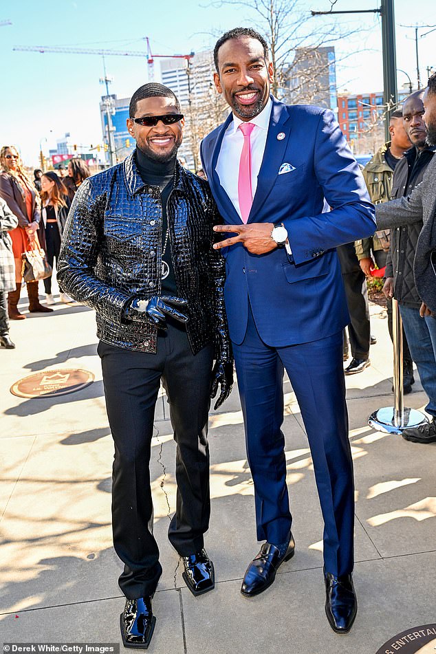 Usher flashed peace signs with Atlanta Mayor Andre Dickens (R), who also spoke at his induction ceremony