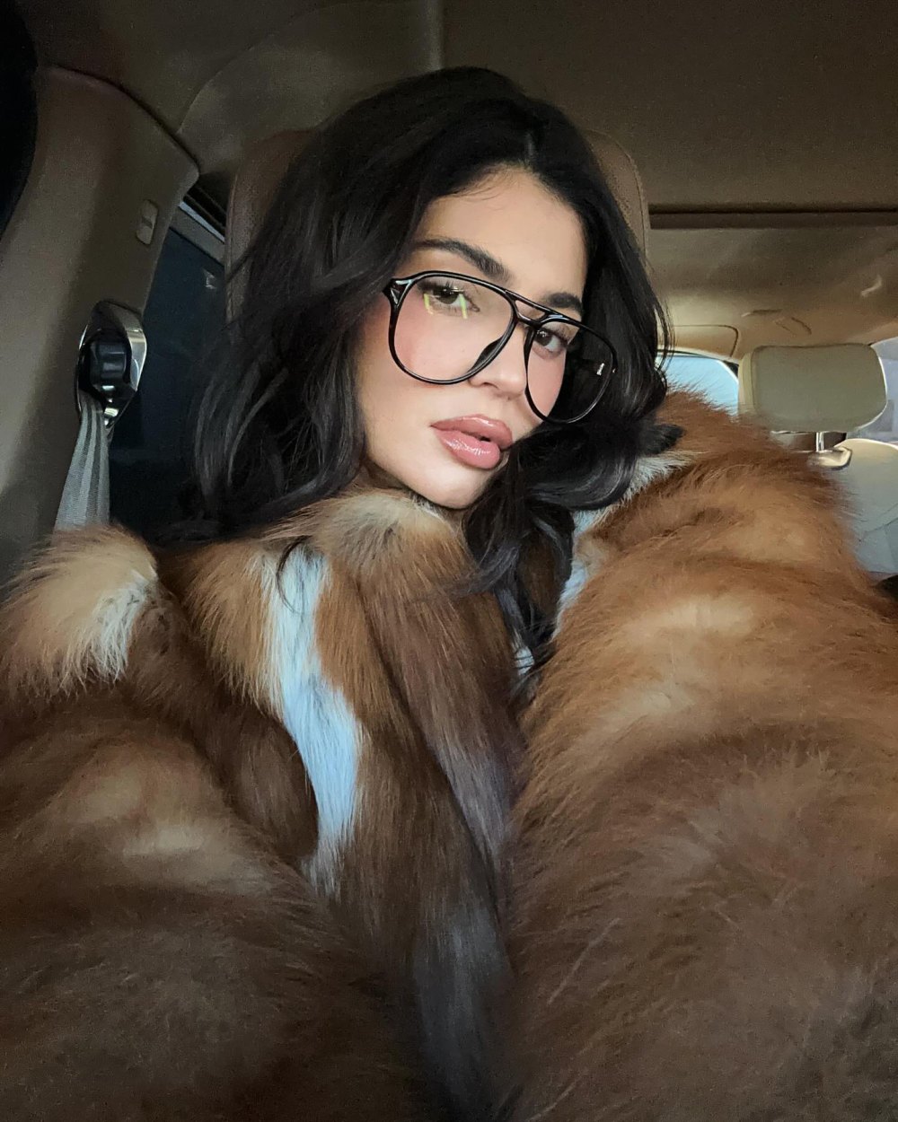 Kylie Jenner erinnert uns daran, dass sie die Königin der Pelzmäntel ist: „Happy Vday“