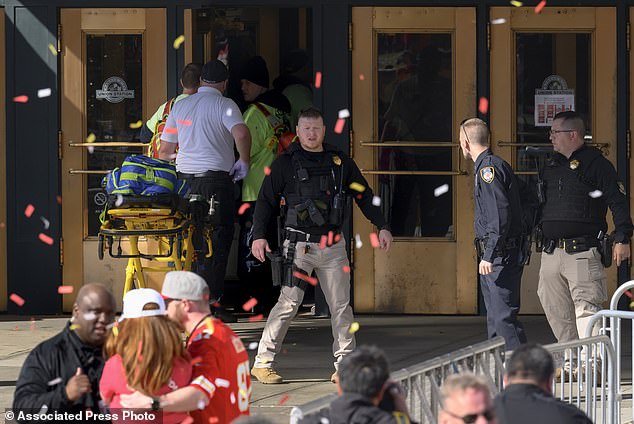 Rettungskräfte (links) bringen nach der Schießerei am Mittwoch eine Trage in die Union Station