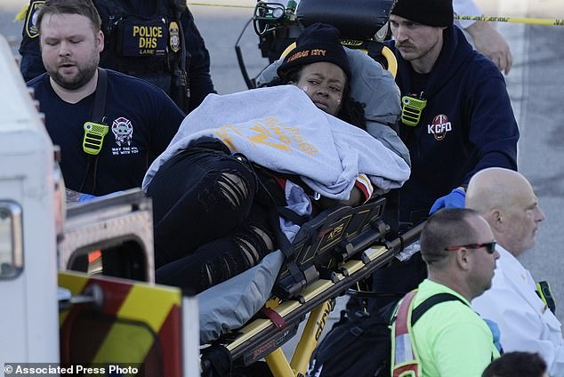 Nach dem Vorfall, bei dem 29 Personen verletzt wurden, wird eine Person in einen Krankenwagen gebracht