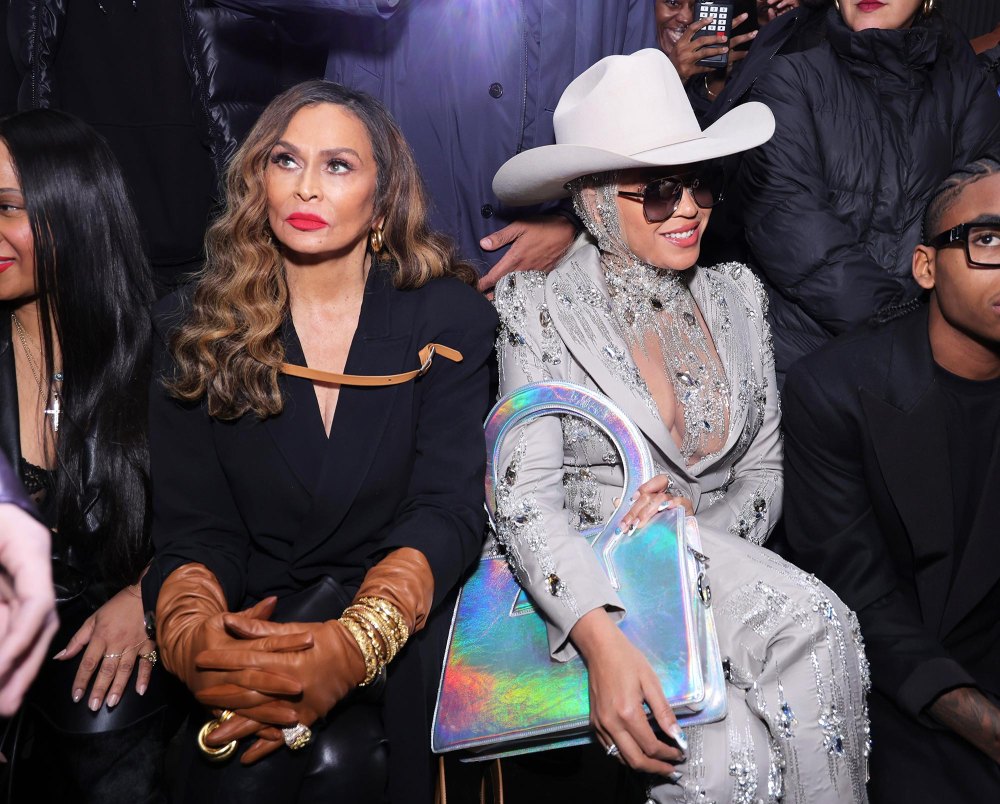 Beyoncé ist ein glitzerndes Cowgirl in einem umwerfenden Outfit bei der Luar Show während der New York Fashion Week