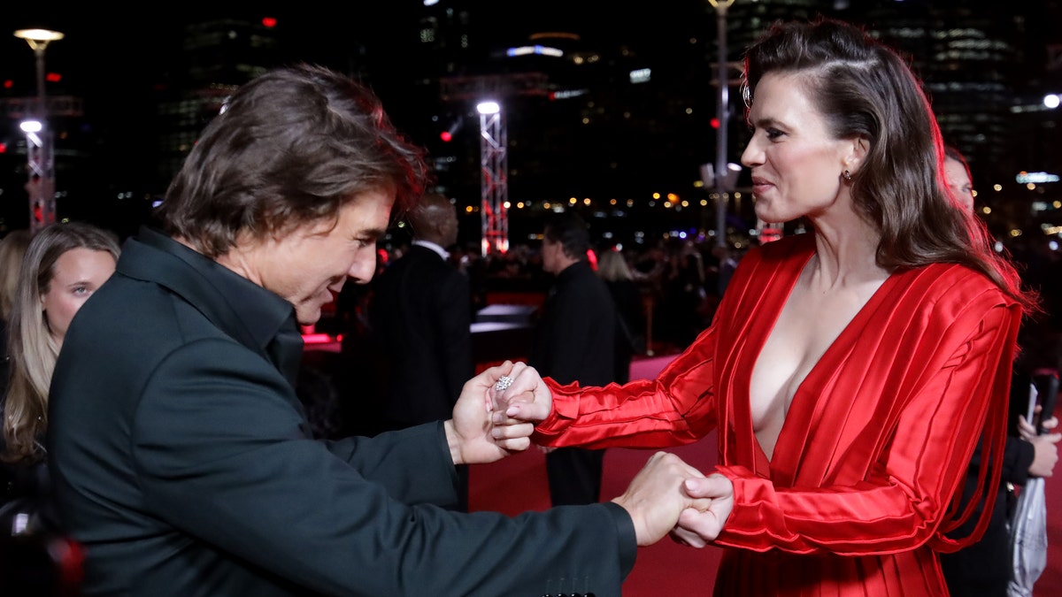 Tom Cruise nimmt Hayley Atwells Hände während eines "Unmögliche Mission" Premiere in Australien