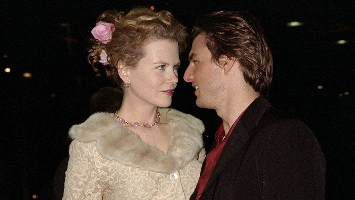 Ein altes Foto von Nicole Kidman und Tom Cruise, die es sich gemütlich gemacht haben.