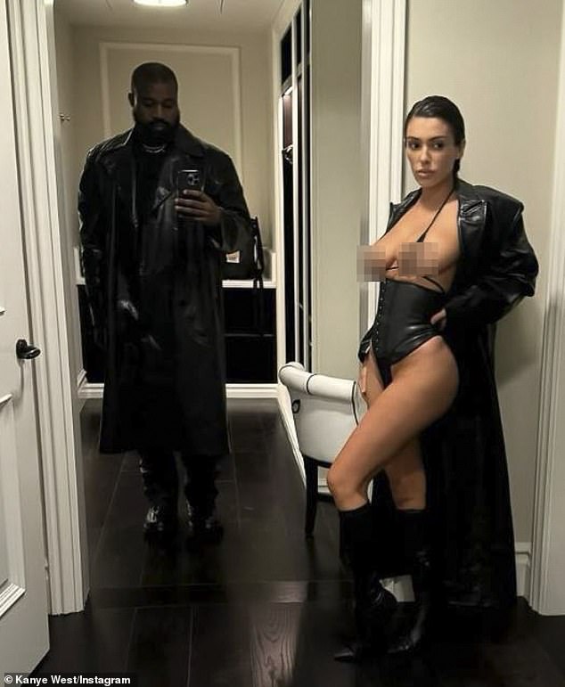 Kim sei überrascht, dass ihr Ex-Mann seiner neuen Frau erlaubt, sich fast nackt zu kleiden, sagte eine Quelle gegenüber DailyMail.com