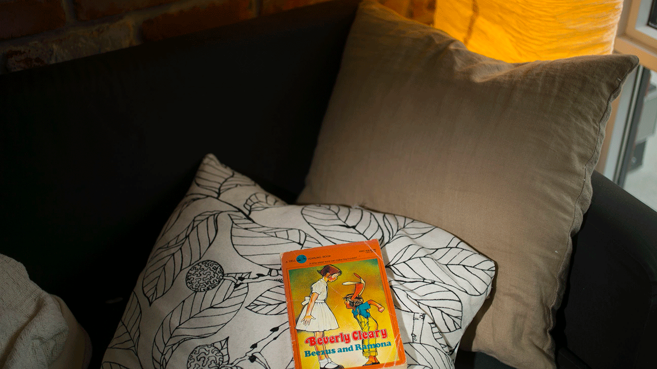"Beezus und Ramona" Buch auf einer Couch