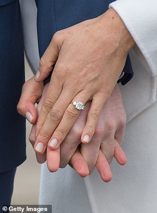 Prinz Harry machte Meghan im November 2017 einen glitzernden Ring bestehend aus einem massiven Gelbgoldring mit drei Diamanten