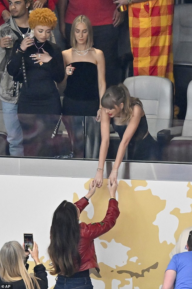 Sie saßen auf Plätzen vor Taylor Swifts 1-Millionen-Dollar-Suite.  Die Kumpels waren zu sehen, wie sie einander begrüßten – Lana streckte die Hand aus und Taylor streckte die Hand aus ihrer Suite aus, um ihrem Kumpel Hallo zu sagen