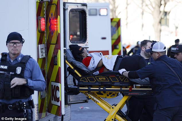 Eine Person wird nach der Schießerei in einen Krankenwagen verladen, wobei mindestens 21 Menschen verletzt und einer getötet wurden