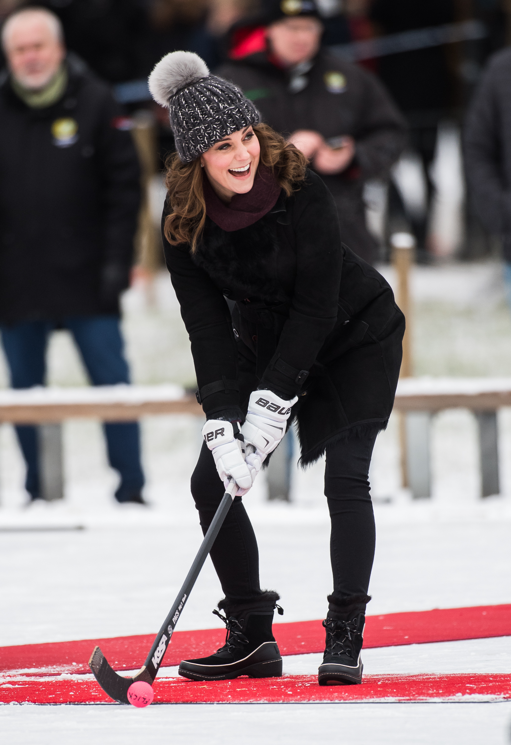 Kate Middleton posiert mit einem Hockeyschläger