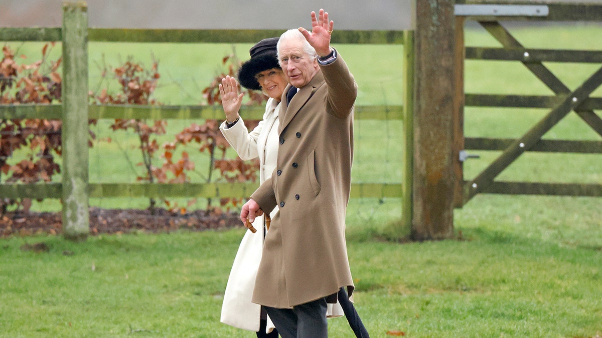 Königin Camilla hält König Charles fest, während sie am Sonntagsgottesdienst teilnehmen, nachdem sie bekannt gegeben hat, dass er Krebs hat