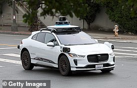 Selbstfahrendes Waymo-Auto im „autonomen Modus“ mit einem Testfahrer am Steuer überfährt in San Francisco einen Hund und tötet ihn