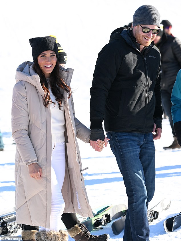 Harry und Meghan, Hand in Hand und lächelnd am Valentinstag gestern Nachmittag in Whistler, Kanada
