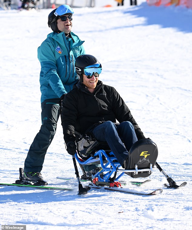 Harry probierte einen der Sit-Skis der Teilnehmer aus und schien Spaß daran zu haben, von seinem Lehrer den Hang hinuntergeschoben zu werden