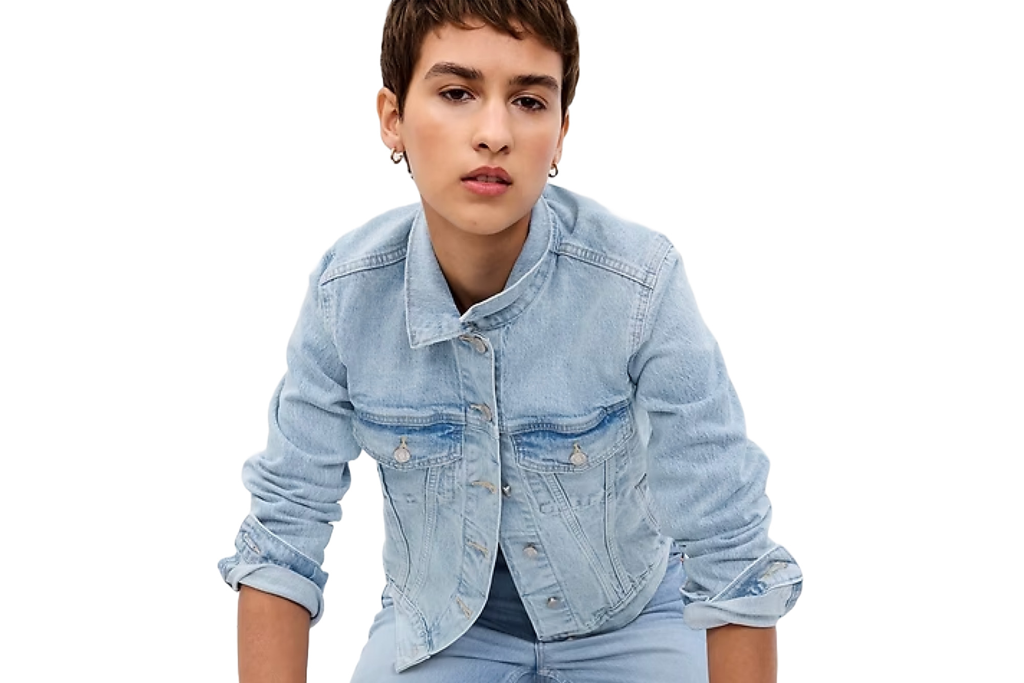 Ein Model in einer Jeansjacke