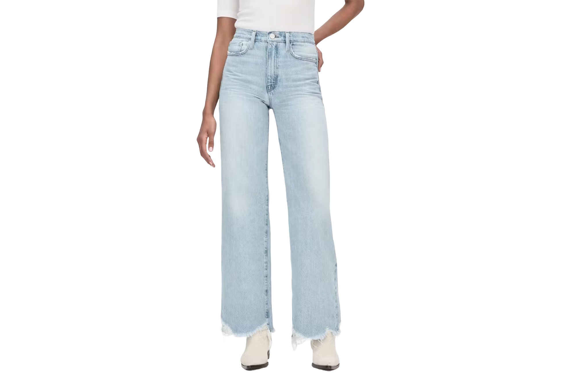 Ein Model in Jeans mit weitem Bein