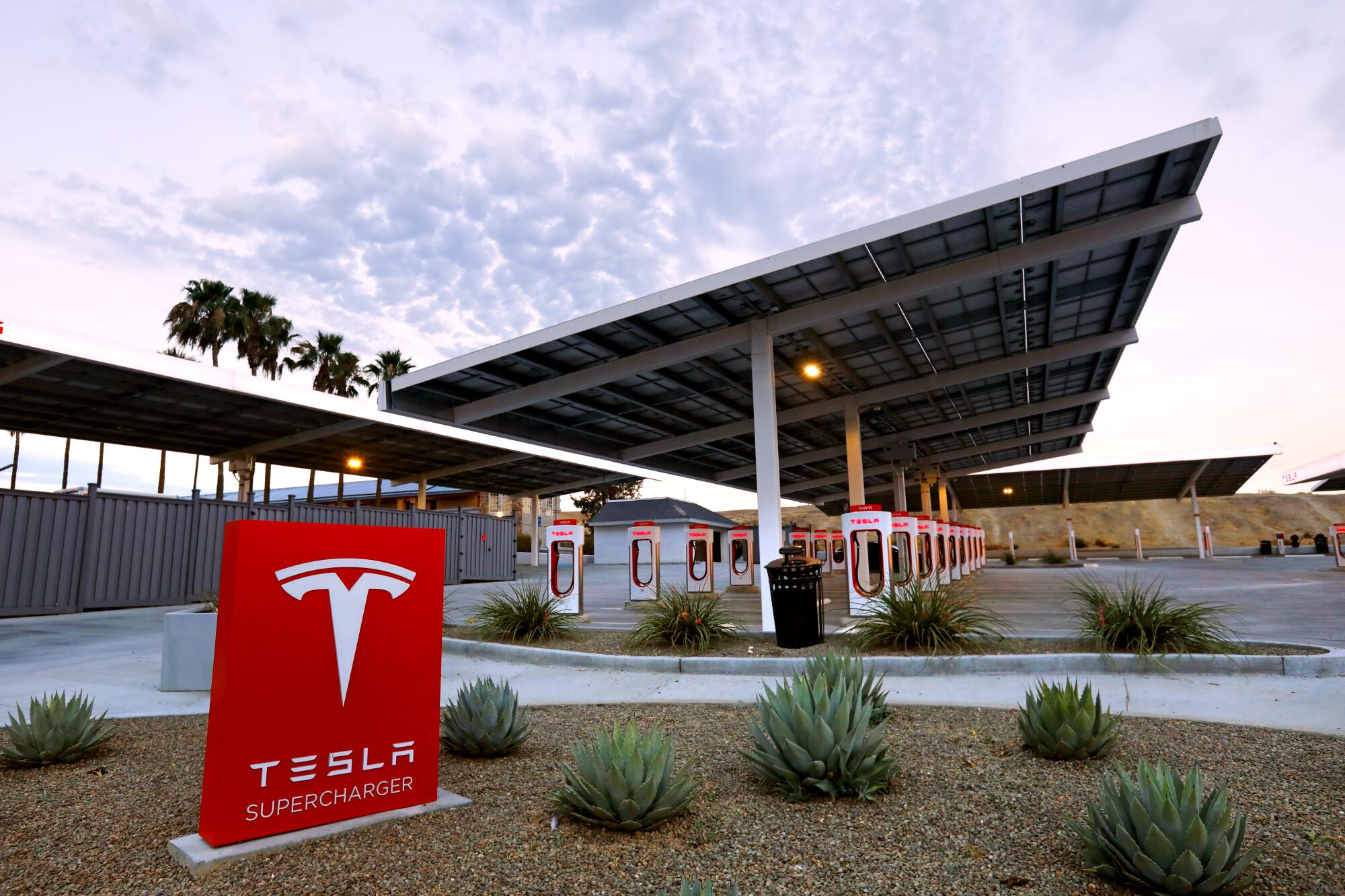 Die Tesla-Supercharger-Station