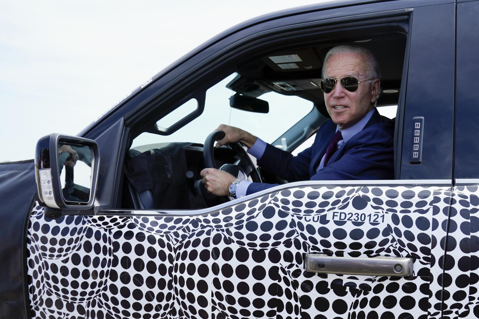 Präsident Biden fährt einen Pickup.