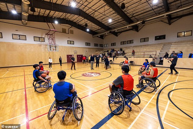 Die Mannschaften im Rollstuhlbasketballspiel.  Die Veranstaltung stand im Einklang mit dem Ziel von Invictus Games 2025, mit lokalen First Nations – den Líl̓wat, Musqueam, Squamish und Tsleil-Waututh – zusammenzuarbeiten.