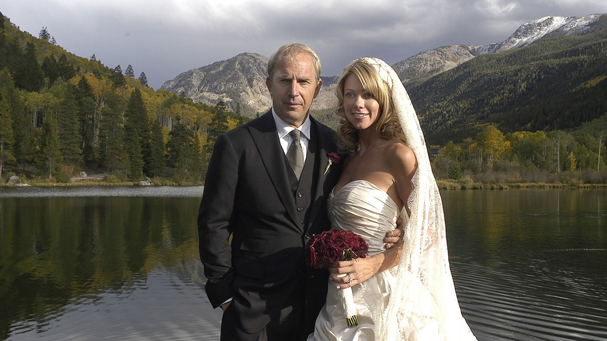 Kevin Costner trägt bei der Hochzeit mit Christine Baumgartner einen schwarzen Anzug