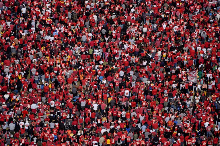 Fans sehen zu, wie die Kansas City Chiefs während ihrer Siegeskundgebung in der Union Station in Kansas City, Missouri, am Mittwoch, den 14. Februar 2024, feiern. Die Chiefs besiegten die San Francisco 49ers am Sonntag im NFL Super Bowl 58-Footballspiel.  (AP Photo/Charlie Riedel)