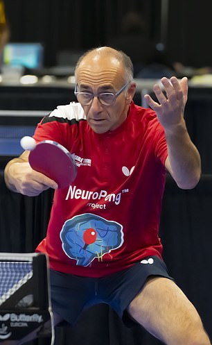 Dr. Barbera (im Bild) veranstaltet seit drei Jahren regelmäßig Tischtennis-Kurse in der Nähe von Denver mit „erstaunlichen Ergebnissen“ – andere Teilnehmer berichten von Verbesserungen in der Beweglichkeit, dem Gleichgewicht, der Flexibilität und der Rumpfmuskulatur