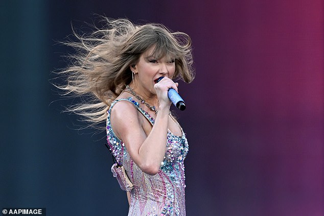 Taylor styled her golden tresses in her normal fringed style and sported her signature eyeliner