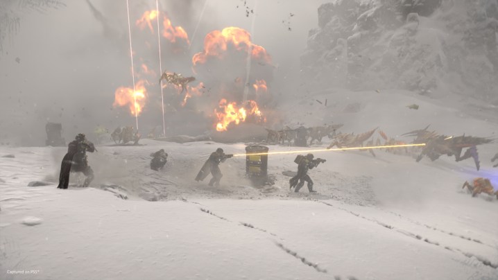 Vier Soldaten in der Nähe eines Luftangriffs in Helldivers 2.