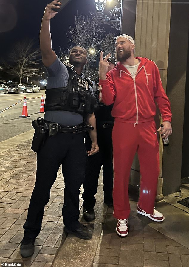 Kelce wurde gesehen, wie er vor der Bar Selfies mit Polizisten machte, während er ein Bier in der Hand hielt