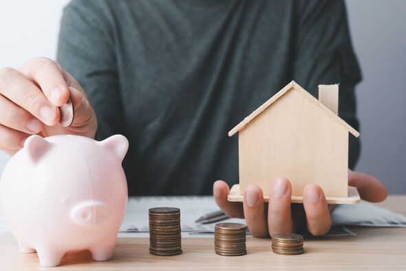 Unternehmensfinanzierung und Sparinvestitionen für den Kauf eines Hauses, Geldmünzenstapel mit Sparschwein-Sparkonzept.  Idee für Investitionen in Immobilien bzw 