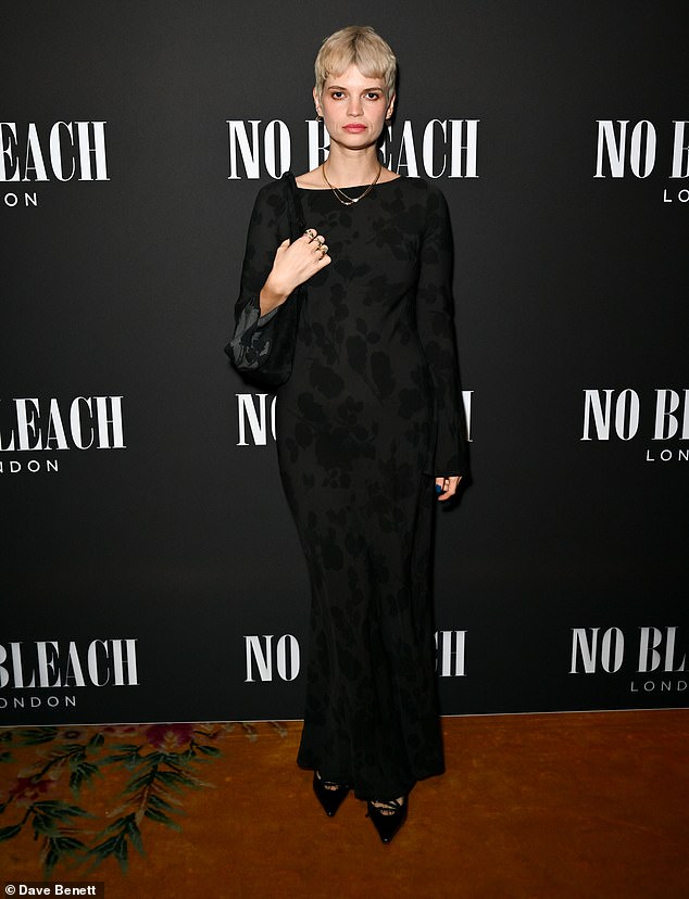 Zu den weiteren Teilnehmern der Veranstaltung gehörte auch die glamouröse Pixie Geldof, die in einem wunderschönen schwarzen Blumenkleid erschien