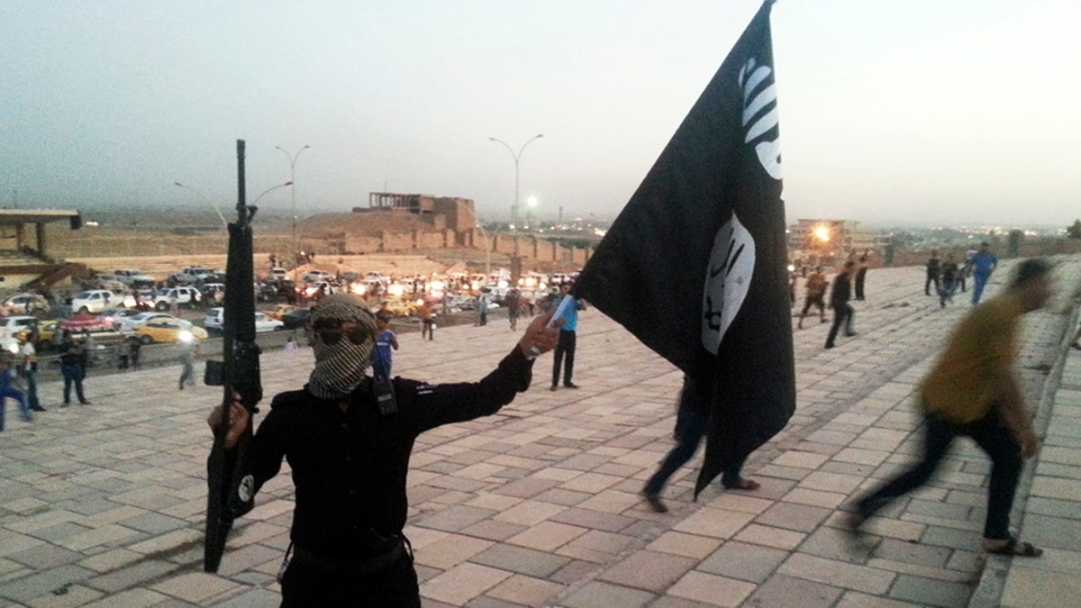 ISIS-Kämpfer hält die Flagge