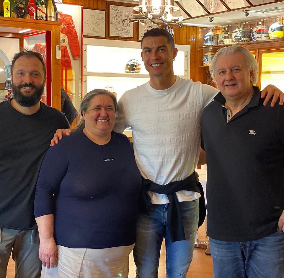 Der portugiesische Superstar Cristiano Ronaldo war zu Besuch, als er für Juventus spielte.  Er aß Knödel, Nudeln und Tiramisu