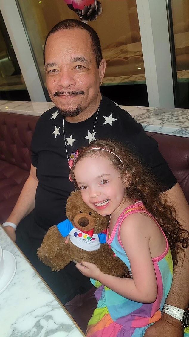 Zusammen mit Tochter Chanel hat Ice-T eine Tochter, LeTesha, 47, die er mit seiner Highschool-Freundin Adrienne teilt, und einen Sohn Tracy Jr., 32, mit seiner Ex-Freundin Darlene Ortiz im Jahr 1991