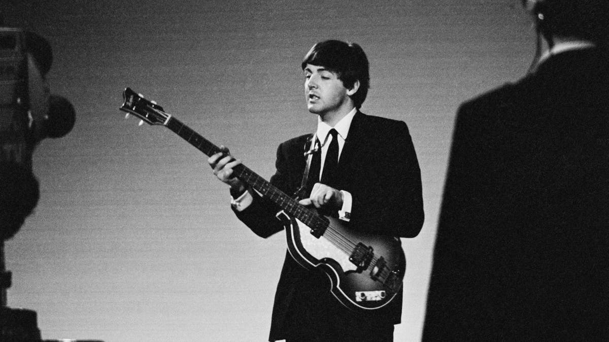 Paul McCartney spielt Gitarre 1963