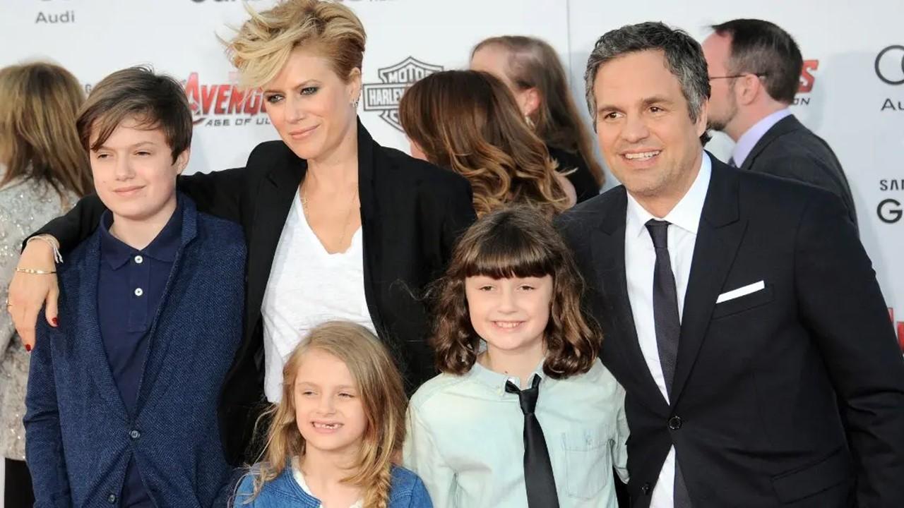   Mark Ruffalo mit seiner Frau und seinen Kindern bei der Premiere von Marvel's "Avangers: Zeitalter des Ultron" am 13. April 2015