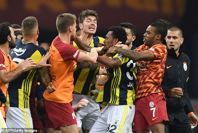 Fenerbahce gegen Galatasaray war lange Zeit eine der schärfsten Rivalitäten im Fußball, daher wäre es umstritten, wenn Bayindir innerhalb eines Jahres das eine gegen das andere tauschen würde
