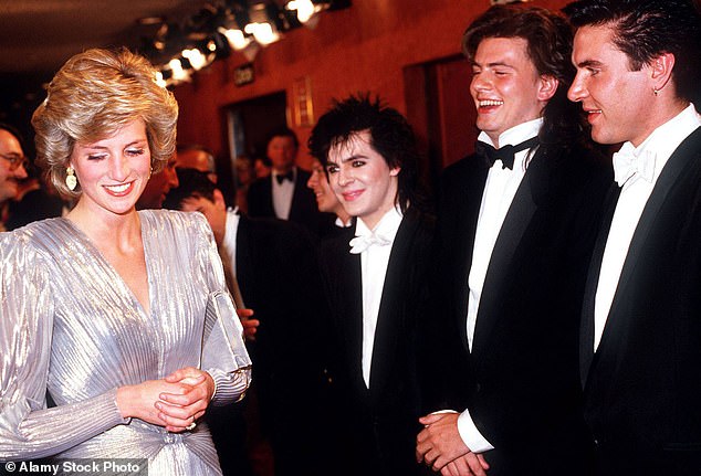 Prinzessin Diana lacht mit Nick Rhodes, John Taylor und Simon Le Bon von Duran Duran bei der königlichen Premiere von „View to a Kill“.