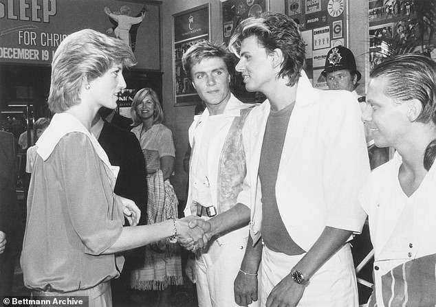 Prinzessin Diana ging hinter die Bühne und schüttelte Andy Taylor die Hand, nachdem die Gala zu Ende war