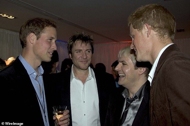 William und Harry unterhalten sich nach dem Diana-Konzert 2007 mit Simon le Bon und Nick Rhodes
