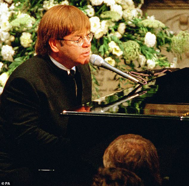 Eltons bewegender Auftritt von „Candle in the Wind“ bei Dianas Beerdigung