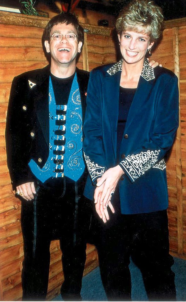 Diana, Prinzessin von Wales, mit Sänger Elton John bei einer Preisverleihung im Fernsehen im Jahr 1993